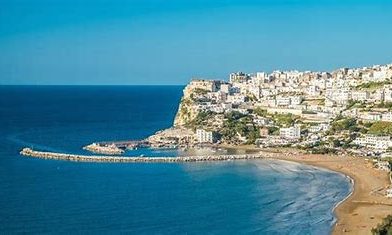 L’IA sbarca sul Gargano: Peschici lancia la “Digital Human” per un turismo 4.0
